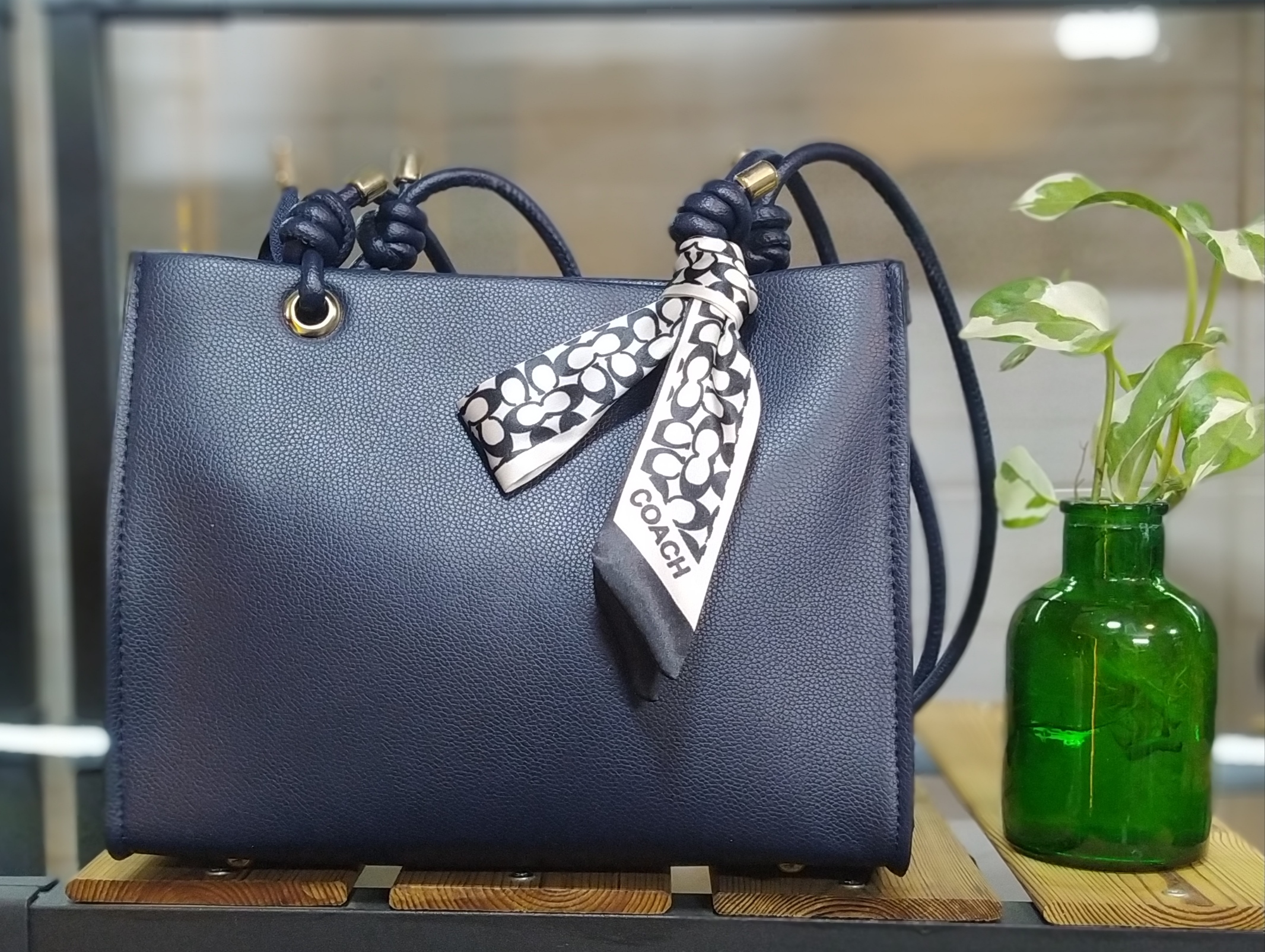 کیف مجلسی و کاربردی زنانه شال دار بند گره ای سرمه ای کد ۳۰۸