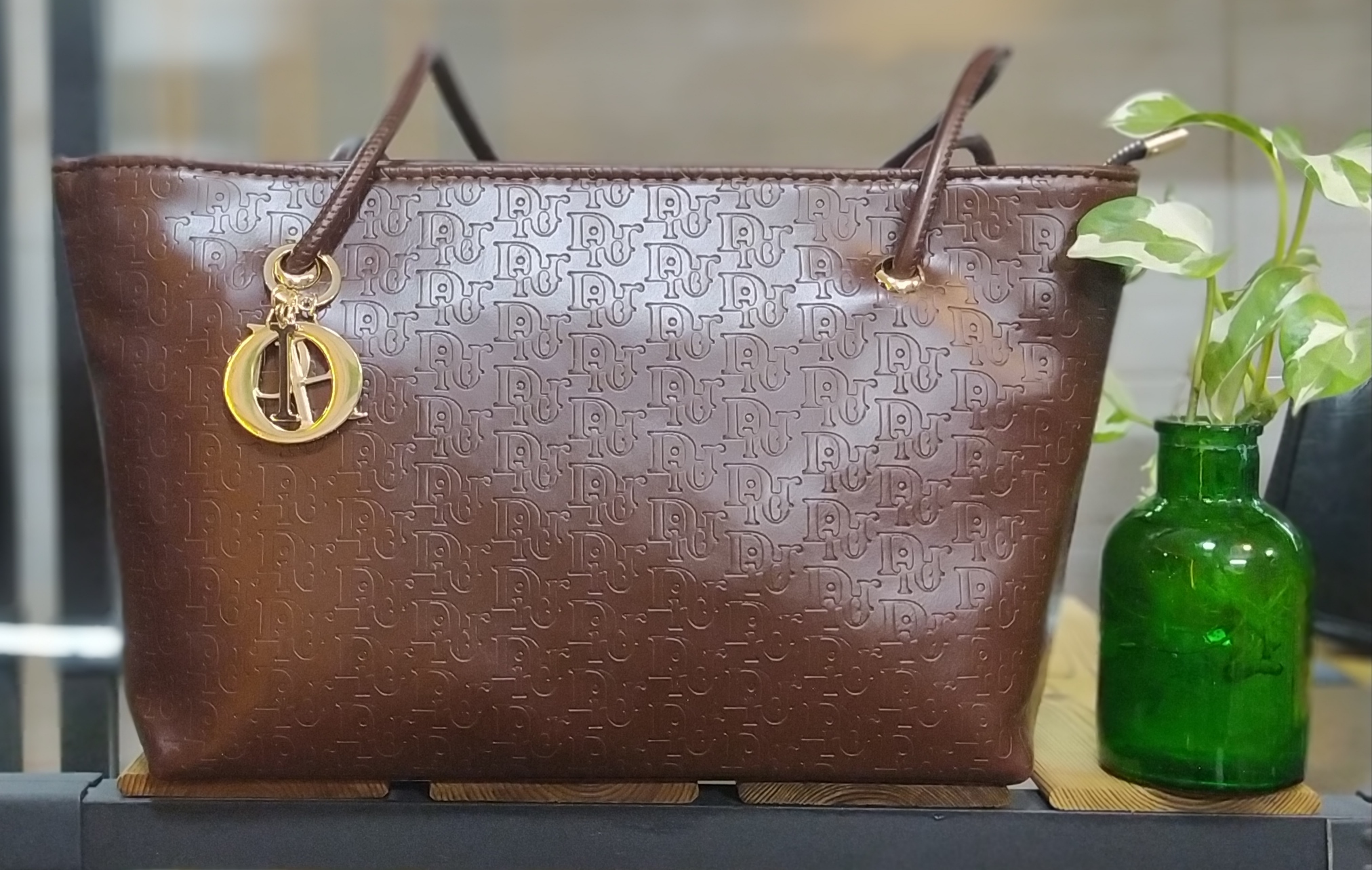 کیف زنانه طرح دیور(Dior) آویز دار قهوه ای کد ۳۱۰